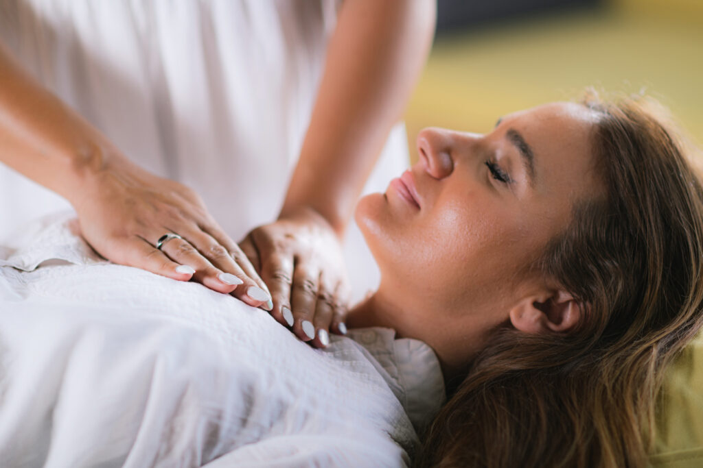 Dame pendant une scéance de reiki shambala