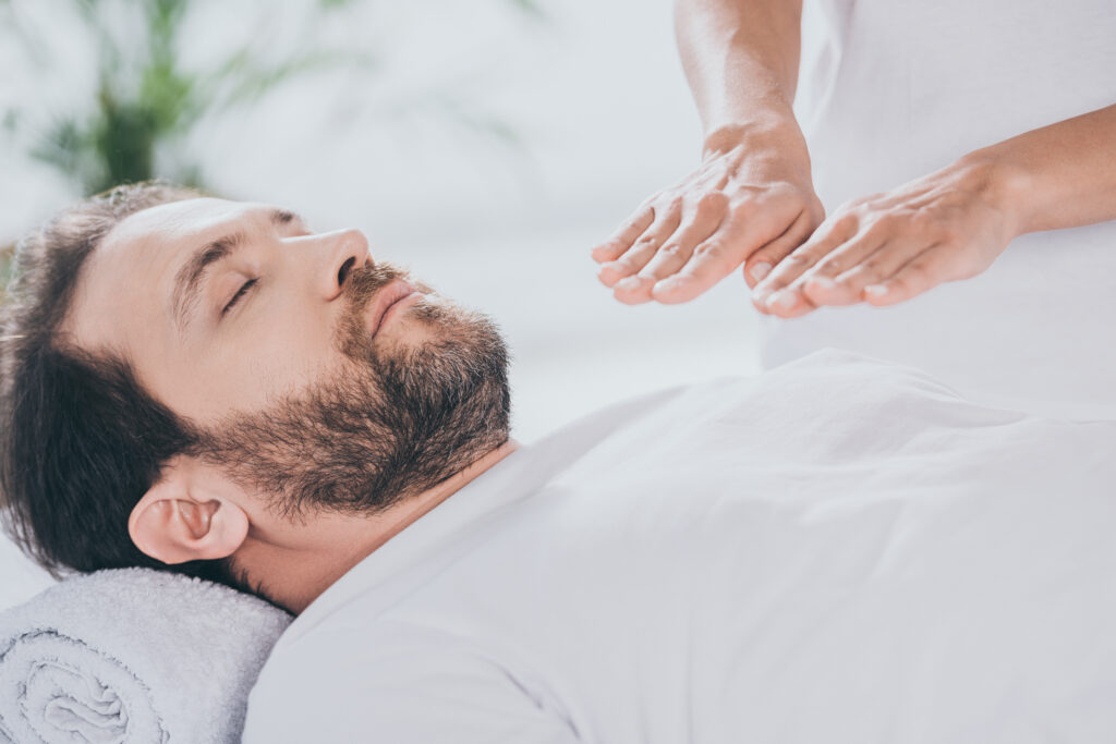 Homme pendant une scéance de reiki shambala